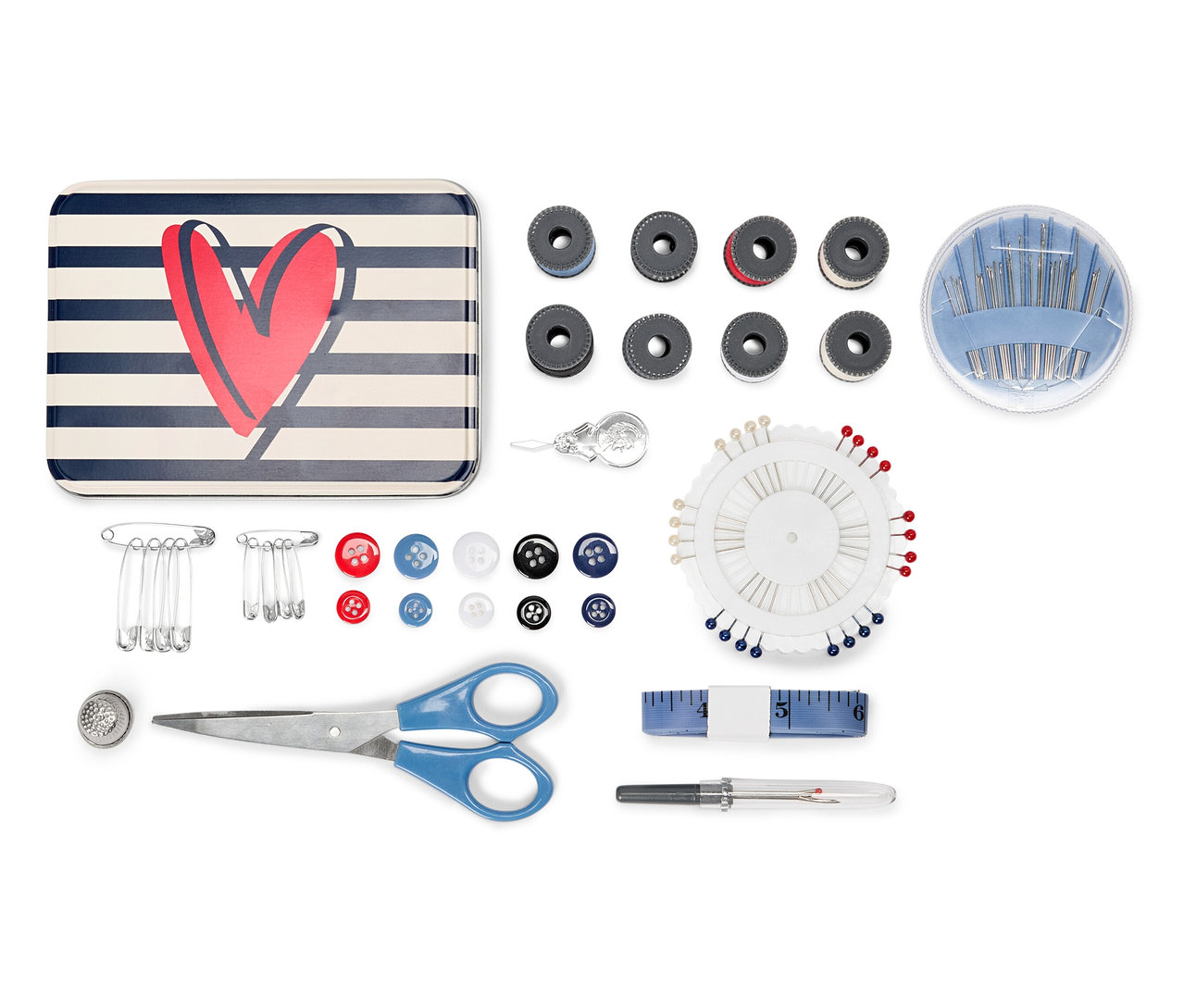 Nécessaire à couture avec ciseaux, boutons, aiguilles, bobines de fil, mètre ruban, stylo, épingles de sûreté et boîte à rayures bleues et blanches avec un cœur rouge.