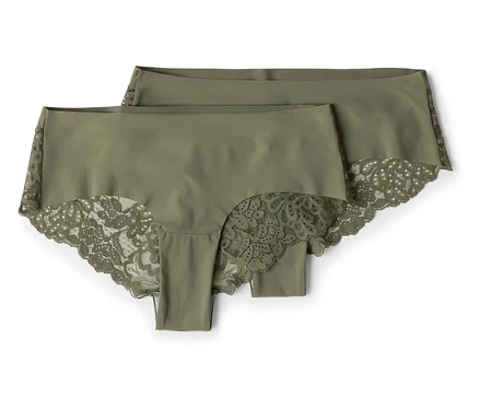 Deux culottes hipster vert olive avec garniture en dentelle posées sur un fond blanc.