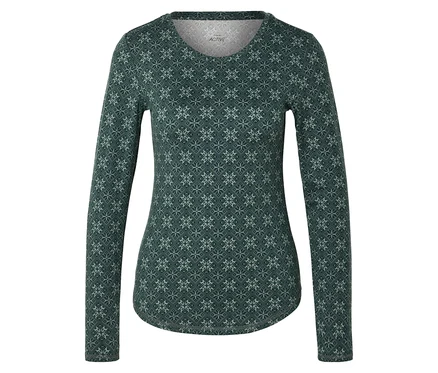 Un t-shirt à manches longues à motifs vert et blanc avec un col rond est posé sur un fond blanc.
