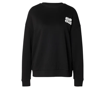 Sweatshirt noir à manches longues et col rond. Sur le côté supérieur droit de la poitrine, il y a l'inscription "RUN CLUB" en lettres blanches stylisées.