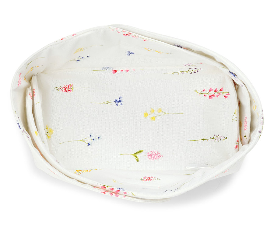 Vue de dessus d'une corbeille à pain vide recouverte de tissu à motifs floraux.