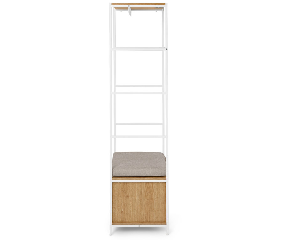 Porte-manteau haut et étroit avec cadre en métal blanc, étagères en bois et assise rembourrée.