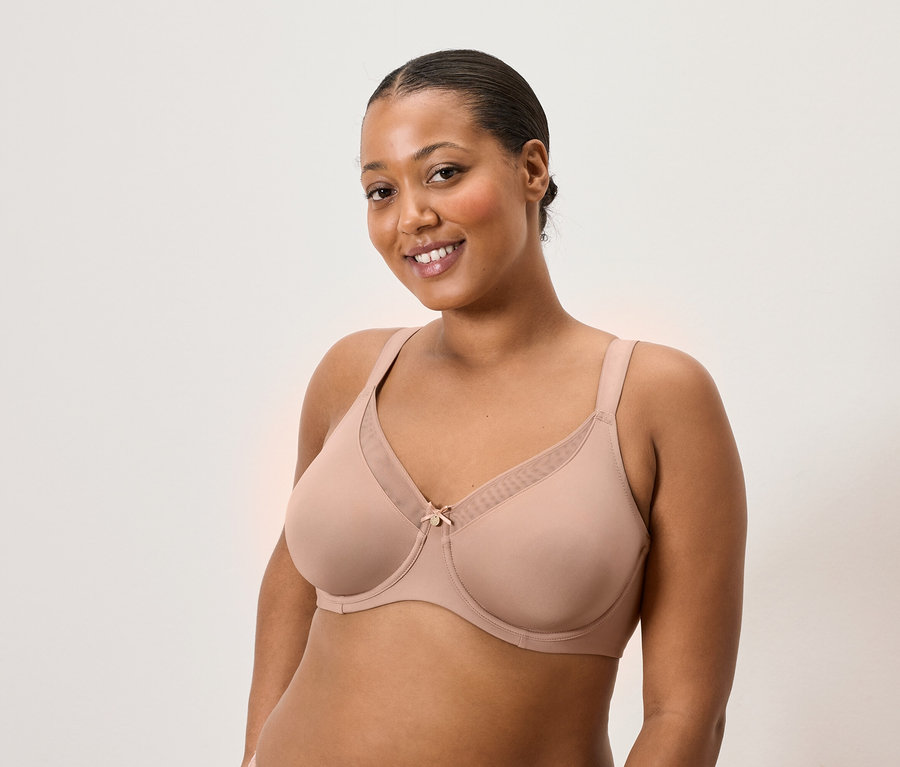 Femme portant un soutien-gorge couleur chair.