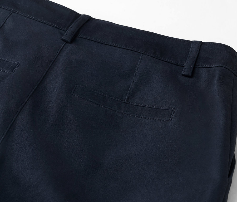 Vue détaillée de l'arrière d'un pantalon bleu marine avec une poche arrière.