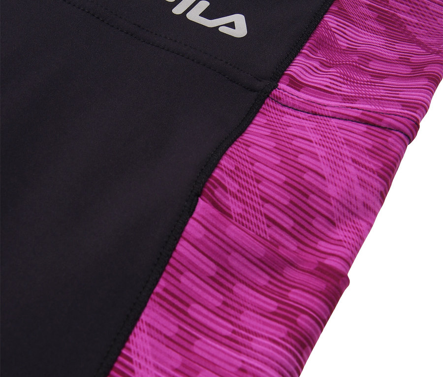 Vue détaillée d'un legging de sport Fila noir avec un motif rose.