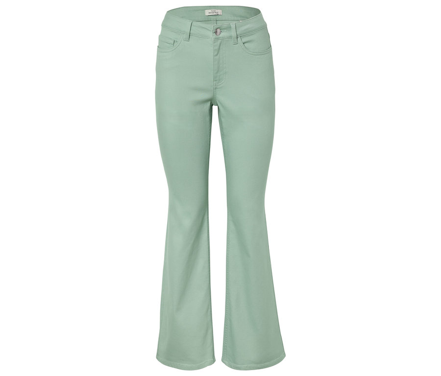 Jean évasé vert clair sur fond blanc.