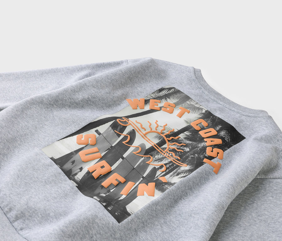 Sweat-shirt gris avec un imprimé de planches de surf, de palmiers et l'inscription « West Coast Surfing ».
