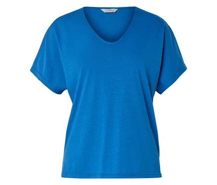 T-shirt bleu à col en V.