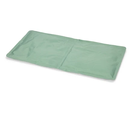 Un coussin rafraîchissant rectangulaire vert clair, plié au milieu, posé sur une surface blanche.