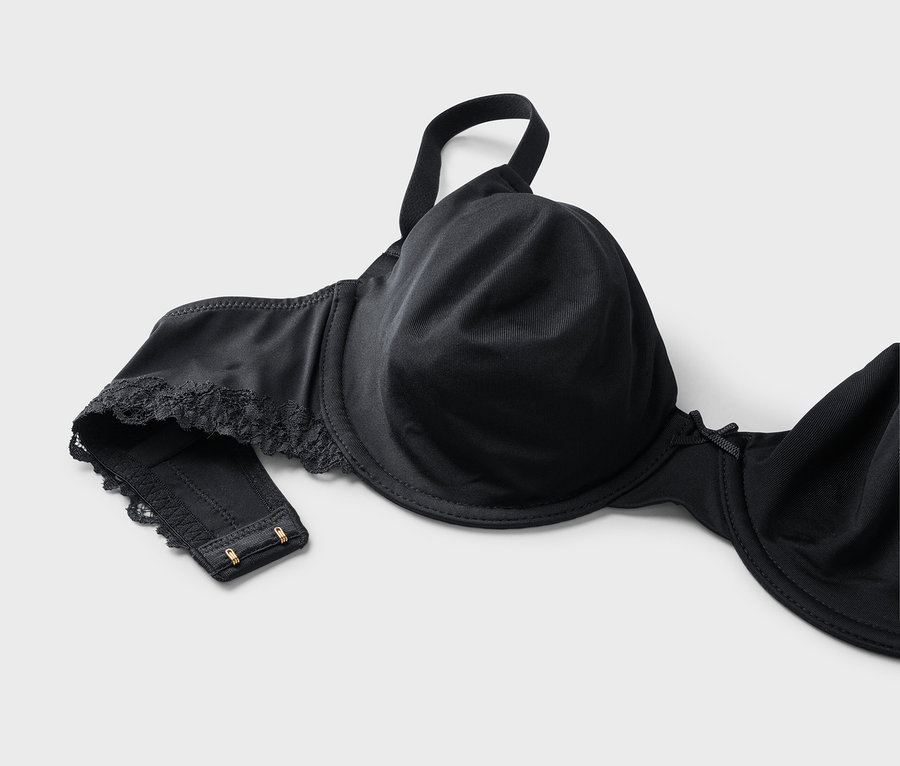 Gros plan d'un soutien-gorge noir à armatures et dentelle sur fond blanc.
