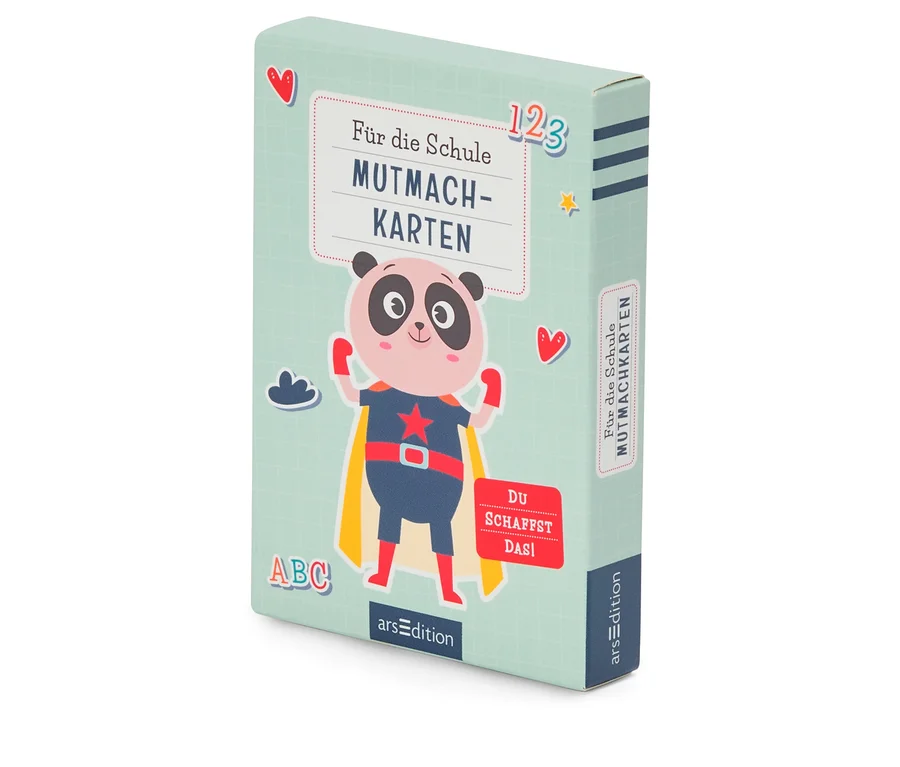 Une boîte de cartes de motivation pour l'école avec un panda en costume de super-héros est visible sur une table.