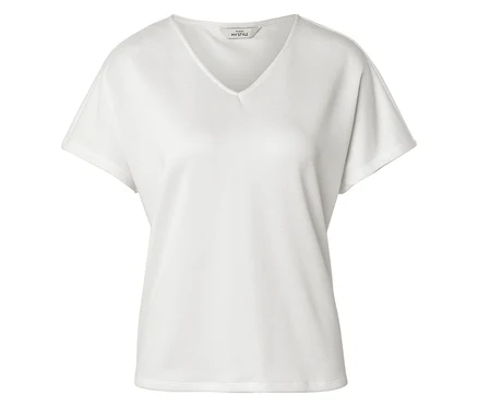 Un t-shirt blanc à col en V est posé sur un fond blanc.