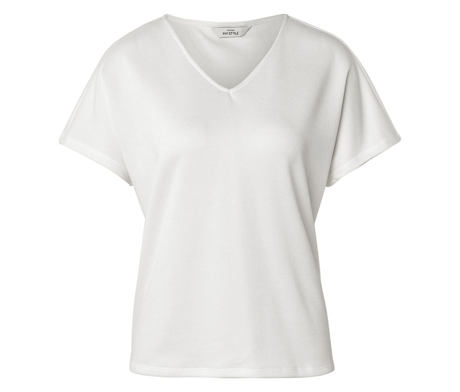 Un t-shirt blanc à col en V est posé sur un fond blanc.