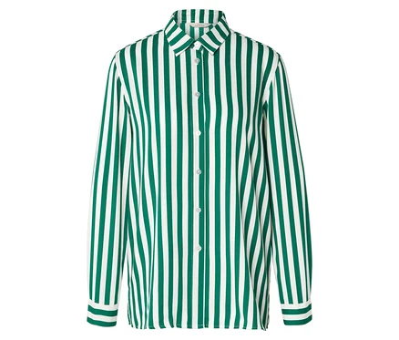 Une chemise à manches longues avec des rayures verticales vertes et blanches est visible sur un fond blanc.