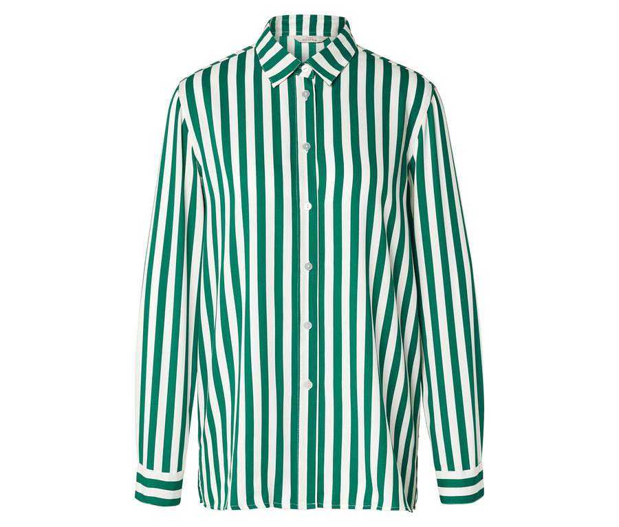 Une chemise à manches longues avec des rayures verticales vertes et blanches est visible sur un fond blanc.