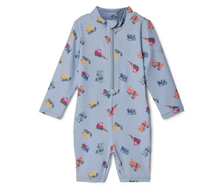 Maillot de bain bleu clair avec fermeture éclair intégrale et motifs de véhicules de construction colorés.