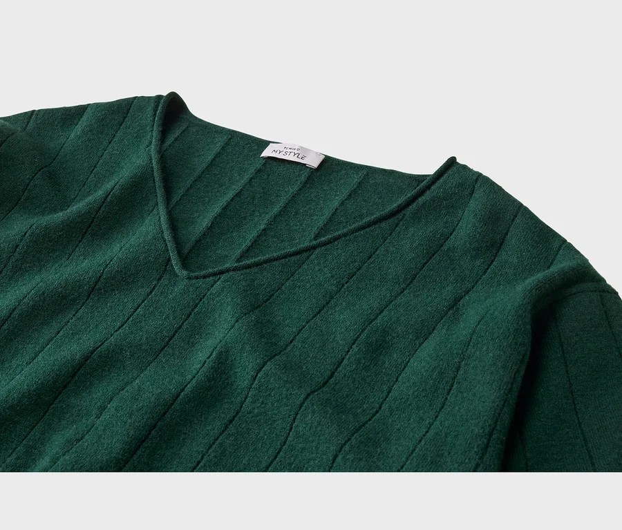 Pull vert foncé côtelé avec col en V et étiquette blanche MYSTYLE au niveau de la nuque.
