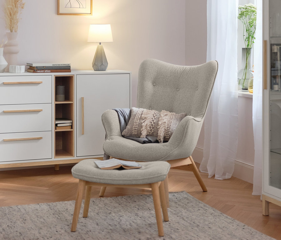 Lampe de table avec pied en céramique sur commode blanche dans un salon.