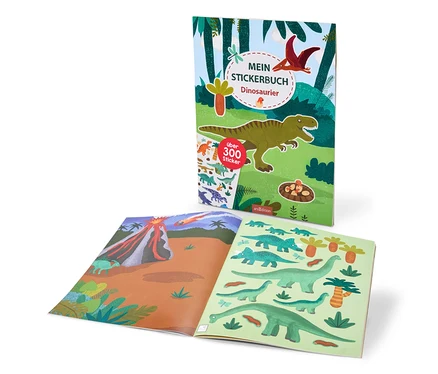 Un livre d'autocollants de dinosaures debout. La couverture montre un T-Rex, un ptérodactyle et des palmiers, avec l'inscription « MEIN STICKERBUCH Dinosaurier » et « über 300 Sticker ». La page de gauche ouverte présente un paysage volcanique avec un météore, la page de droite diverses autocollants de dinosaures verts.
