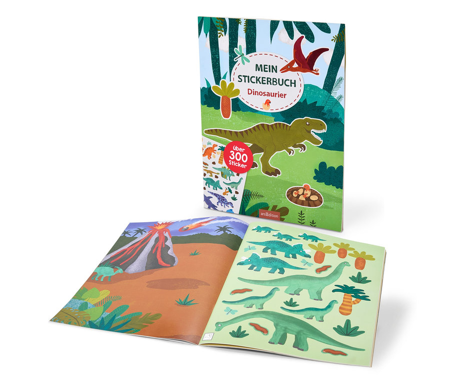 Un livre d'autocollants de dinosaures debout. La couverture montre un T-Rex, un ptérodactyle et des palmiers, avec l'inscription « MEIN STICKERBUCH Dinosaurier » et « über 300 Sticker ». La page de gauche ouverte présente un paysage volcanique avec un météore, la page de droite diverses autocollants de dinosaures verts.