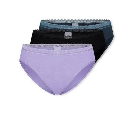 Trois slips Rio SCHIESSER : un violet clair, un noir et un bleu foncé, tous avec une bordure en dentelle.