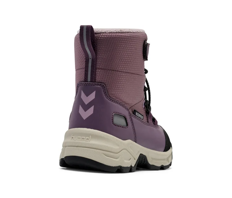 Bottes de neige hummel® « Snow Boot Tex » prune, vue arrière. Semelle beige, lacets noirs, bande réfléchissante et étiquette « WATERPROOF ».