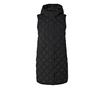 Longue veste matelassée noire à capuche avec fermeture boutonnée.