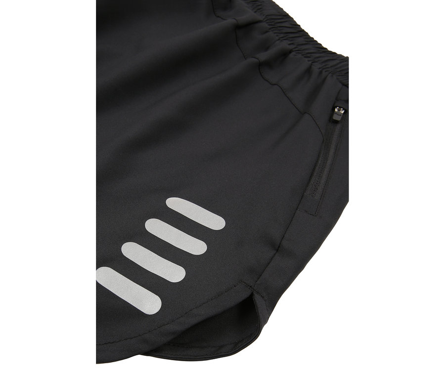 Gros plan sur un short noir avec taille élastique, poche zippée et bandes réfléchissantes.