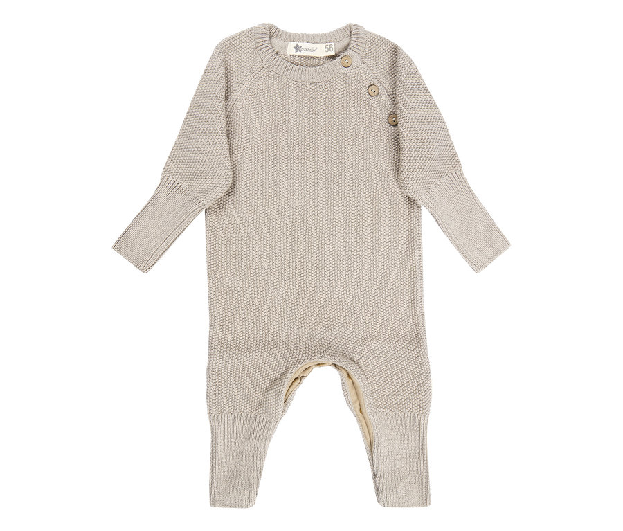 Grenouillère bébé tricotée beige avec manches et jambes longues, col rond et deux boutons sur l'épaule.