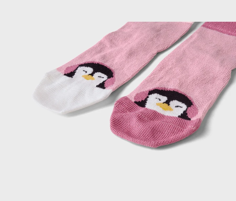 Deux chaussettes roses avec un motif de pingouin. Une chaussette a un bout blanc, l'autre un bout rose plus foncé, toutes deux avec un visage de pingouin.