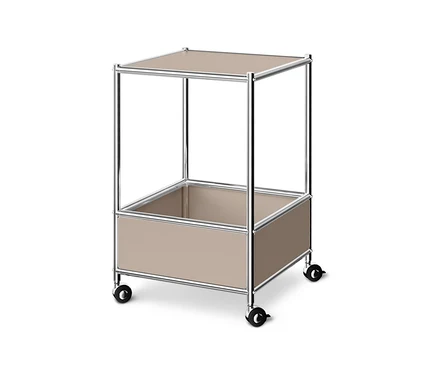 Table basse en métal « CN3 » taupe, avec plateau supérieur et compartiment inférieur, sur roulettes.