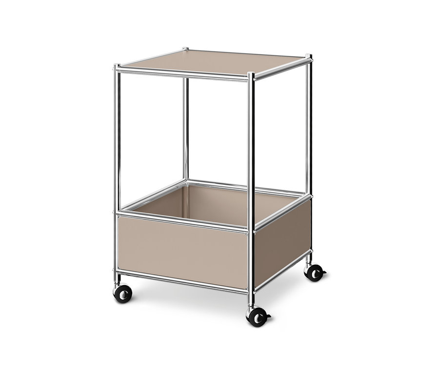 Table basse en métal « CN3 » taupe, avec plateau supérieur et compartiment inférieur, sur roulettes.