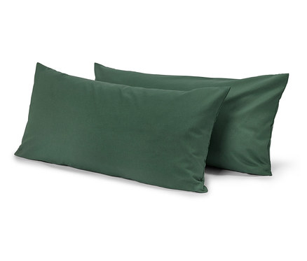 Deux oreillers rectangulaires verts, l'un légèrement derrière l'autre, sur un fond blanc.