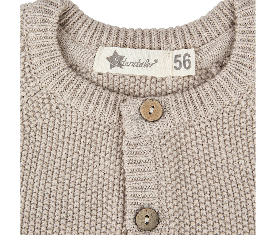 Cardigan bébé Sterntaler beige en maille structurée, avec une étiquette indiquant la taille 56 et deux boutons en bois.