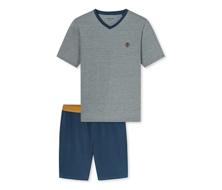 Ensemble pyjama deux pièces composé d'un t-shirt gris à col en V et d'un short bleu avec ceinture jaune.