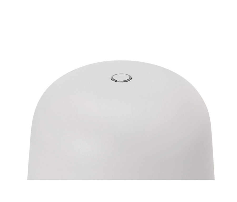 Objet blanc, lisse et en forme de dôme avec un petit bouton circulaire argenté sur sa surface supérieure.