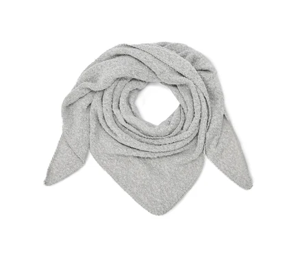 Écharpe tricotée gris clair, pliée en triangle et enroulée, posée sur un fond blanc.