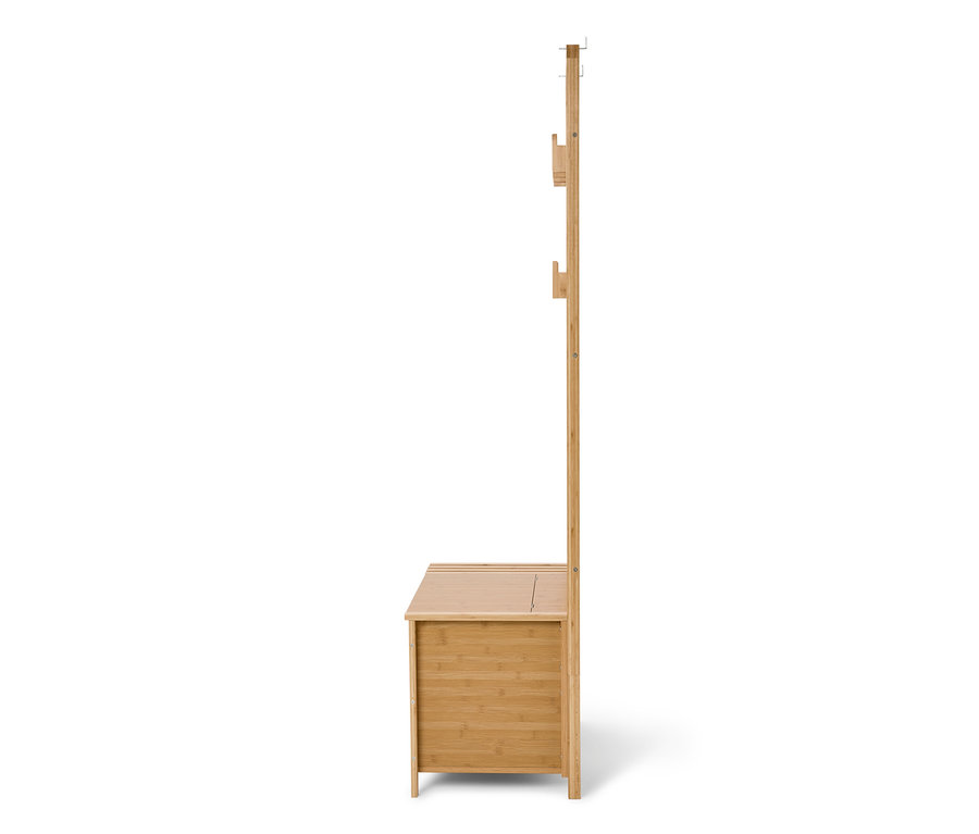 Un seul porte-manteau en bambou avec banc et compartiments de rangement se dresse devant un fond blanc.