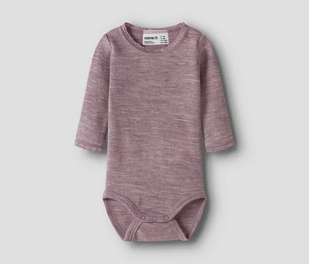 Body bébé à manches longues violet pâle avec un subtil motif tricoté en losanges, une bordure délicate au col rond et aux poignets, et des boutons-pression à l'entrejambe.