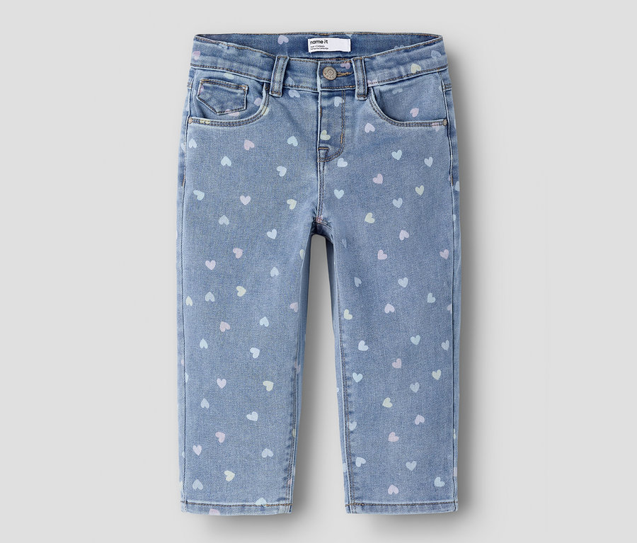 Jean bleu clair avec de petits motifs de cœurs pastel, des poches visibles et une ceinture.