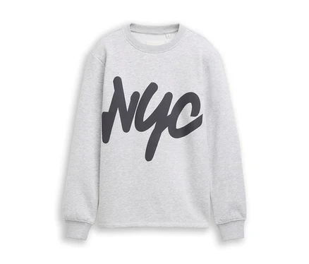 Sweat-shirt gris clair avec un grand motif „NYC“ gris foncé imprimé sur le devant.