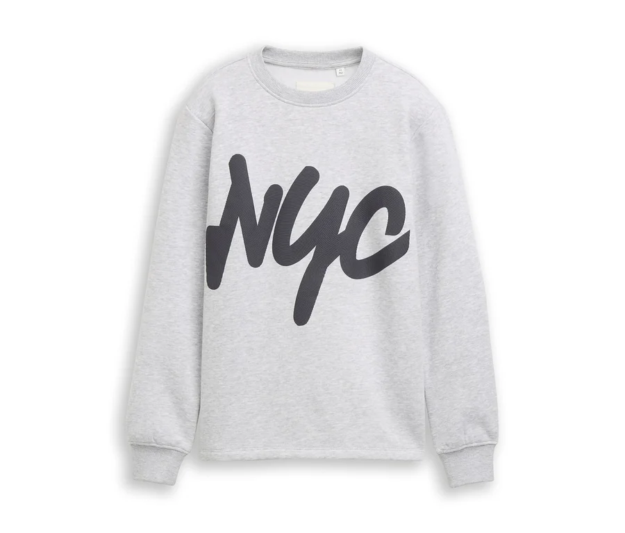 Sweat-shirt gris clair avec un grand motif „NYC“ gris foncé imprimé sur le devant.