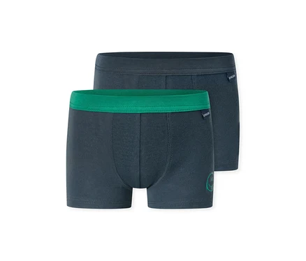 Deux boxers pour garçons bleu foncé, l'un avec une ceinture verte et un petit motif vert, l'autre avec une ceinture bleu foncé. Tous deux portent le logo SCHIESSER.