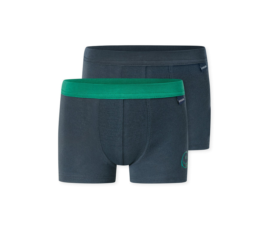 Deux boxers pour garçons bleu foncé, l'un avec une ceinture verte et un petit motif vert, l'autre avec une ceinture bleu foncé. Tous deux portent le logo SCHIESSER.