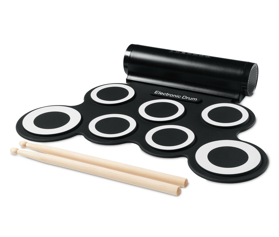Kit de batterie électronique noir avec cercles blancs et deux baguettes en bois.