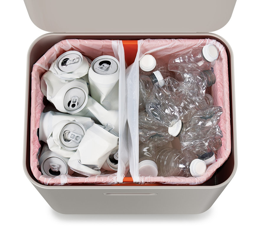Poubelle de tri sélectif Joseph Joseph ouverte, remplie de canettes et de bouteilles en plastique.