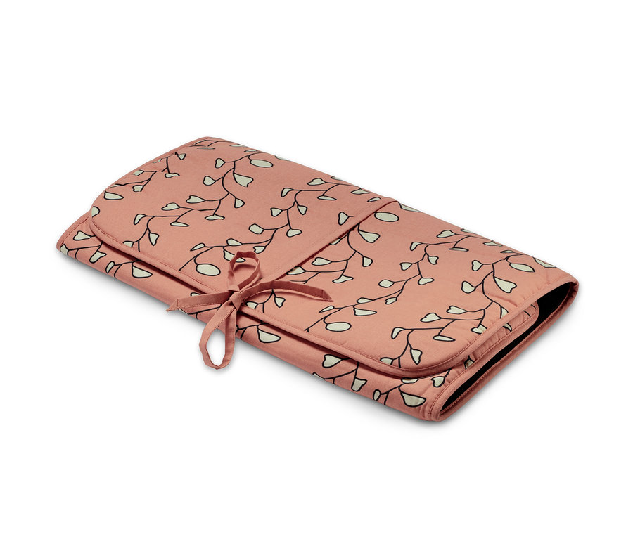 Une nappe de repassage pliable à motif floral avec un ruban.