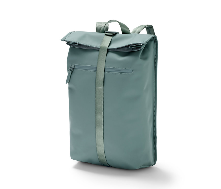 Sac à dos de pluie vert sur fond blanc.