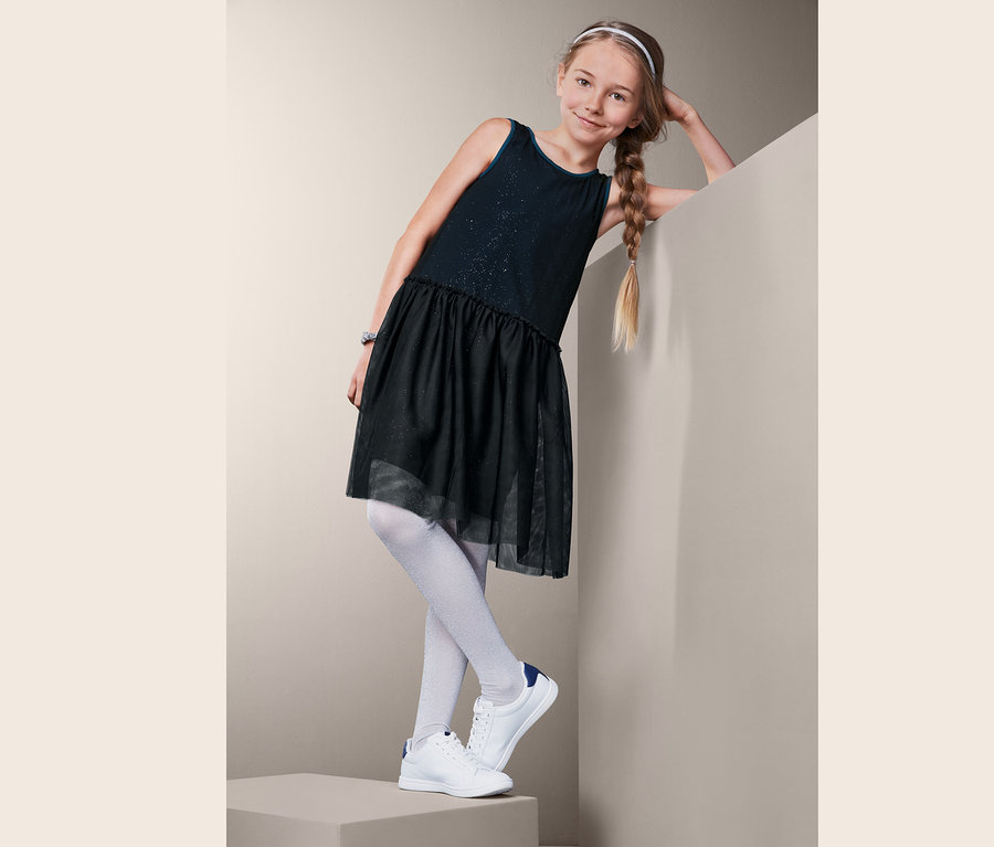 Fillette posant en robe en tulle.