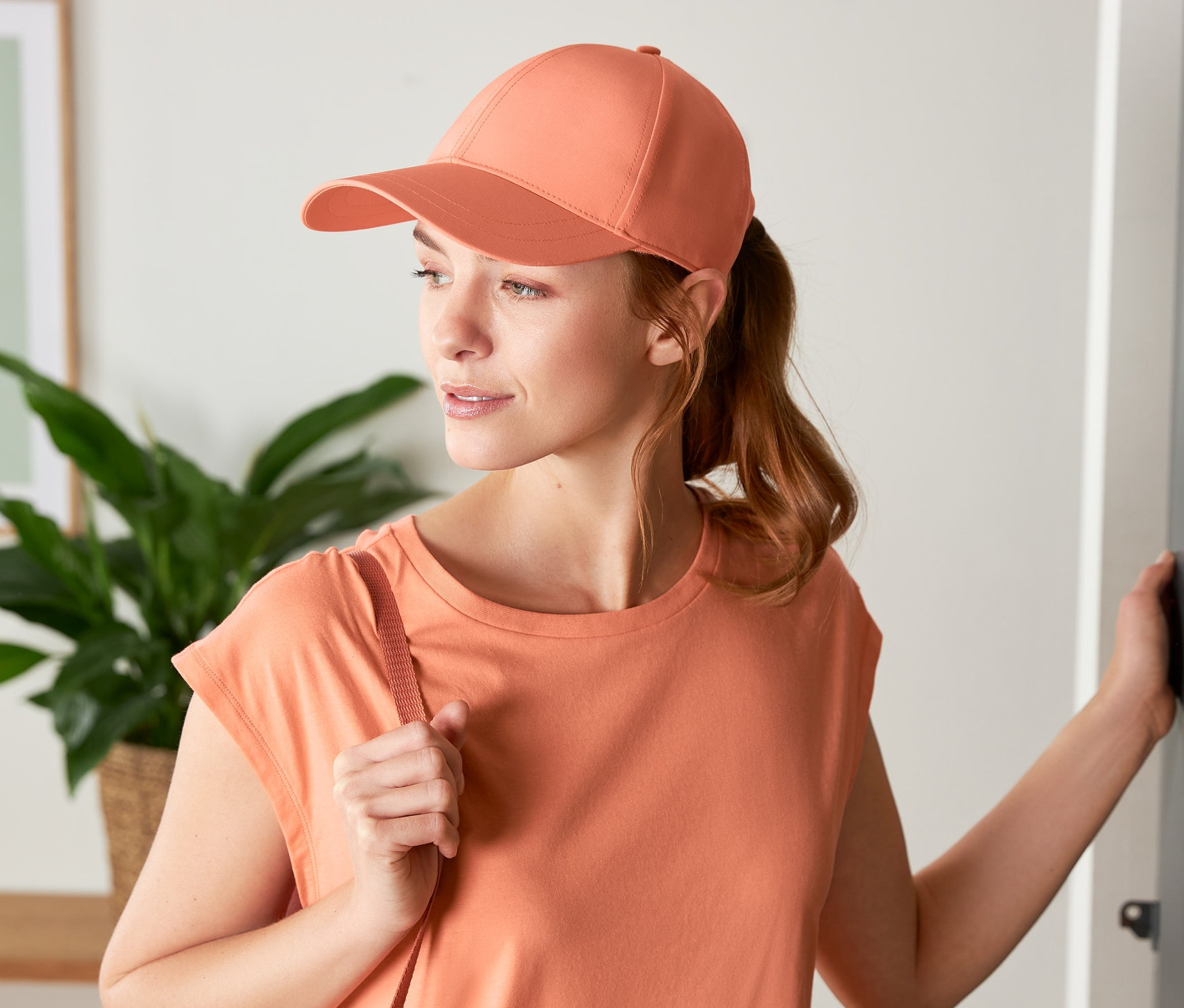 Femme portant une casquette de sport.